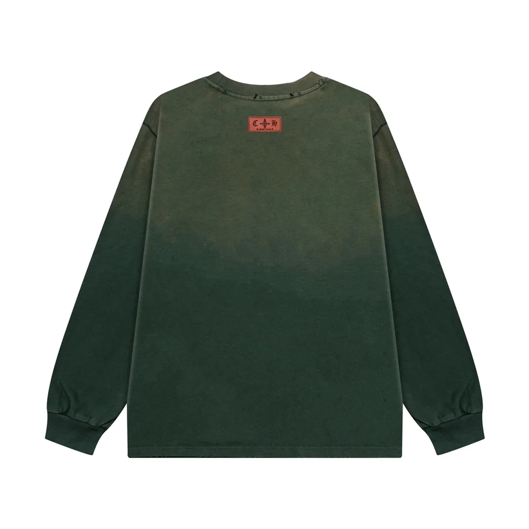 P220 CHROME HEARTS LoGo is fashionable and elegant, with dropped shoulders. The fabric is made of 26s double-yarn combed cotton compact spinning yarn with a weight of 280. It is matched with 1*1 Salona rib. The fabric is fermented and has a loose fit. Color: dark green (washed with holes) size: S～XXL